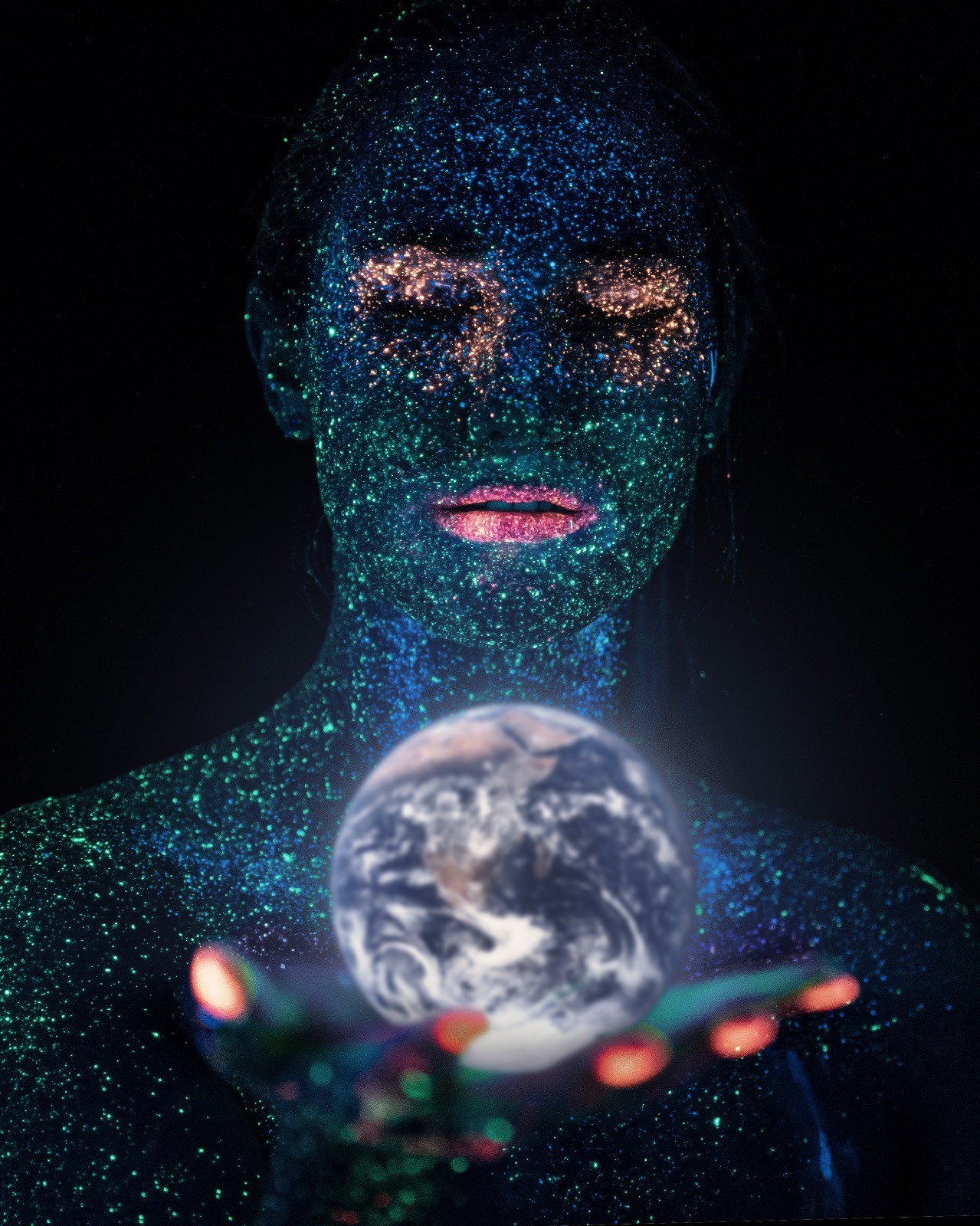 Julia mit Glaskugel in der Hand aufgenommen bei einem schwarzlicht fotokurs