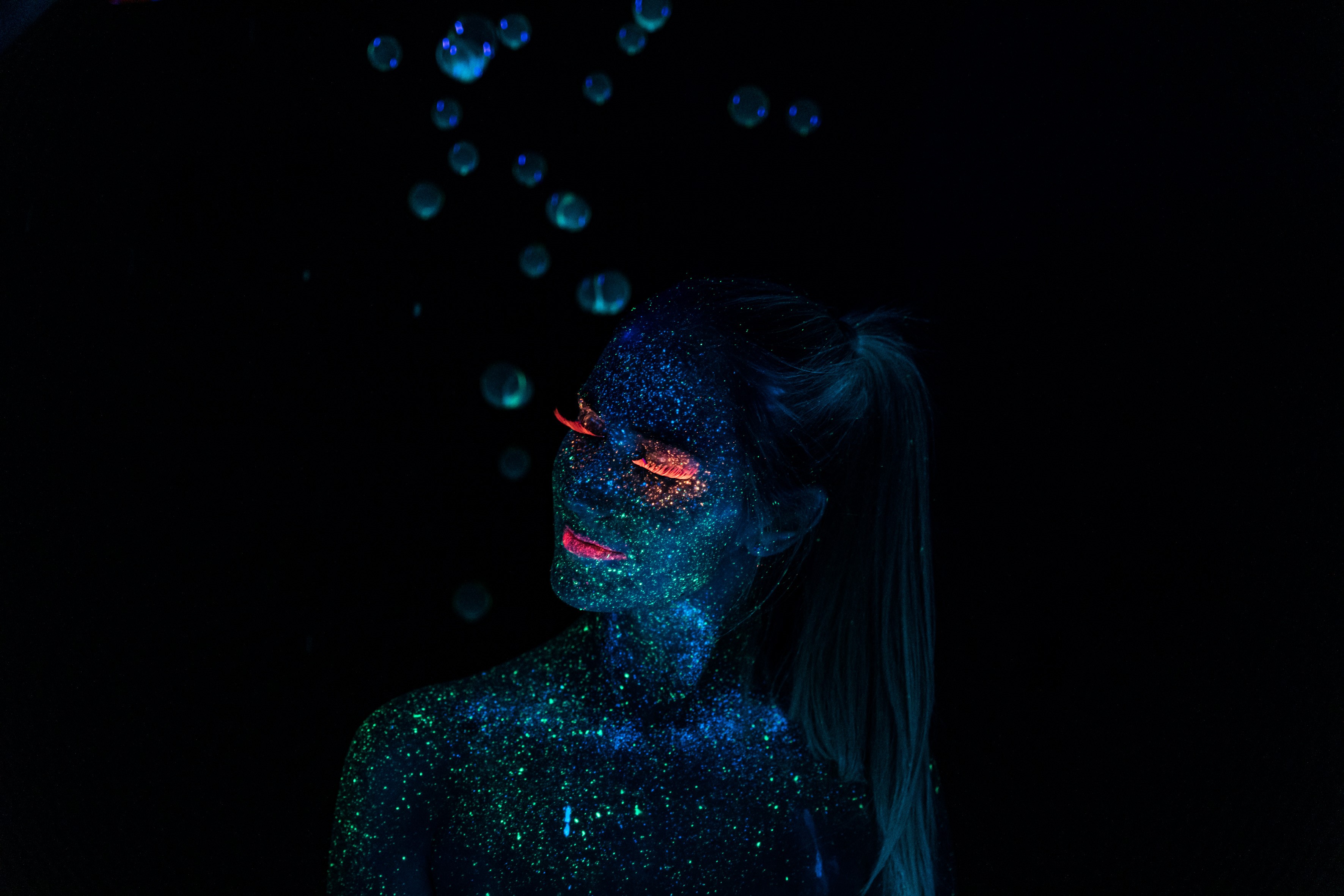 Julia frontal fotografiert beim fotokurs mit uv licht